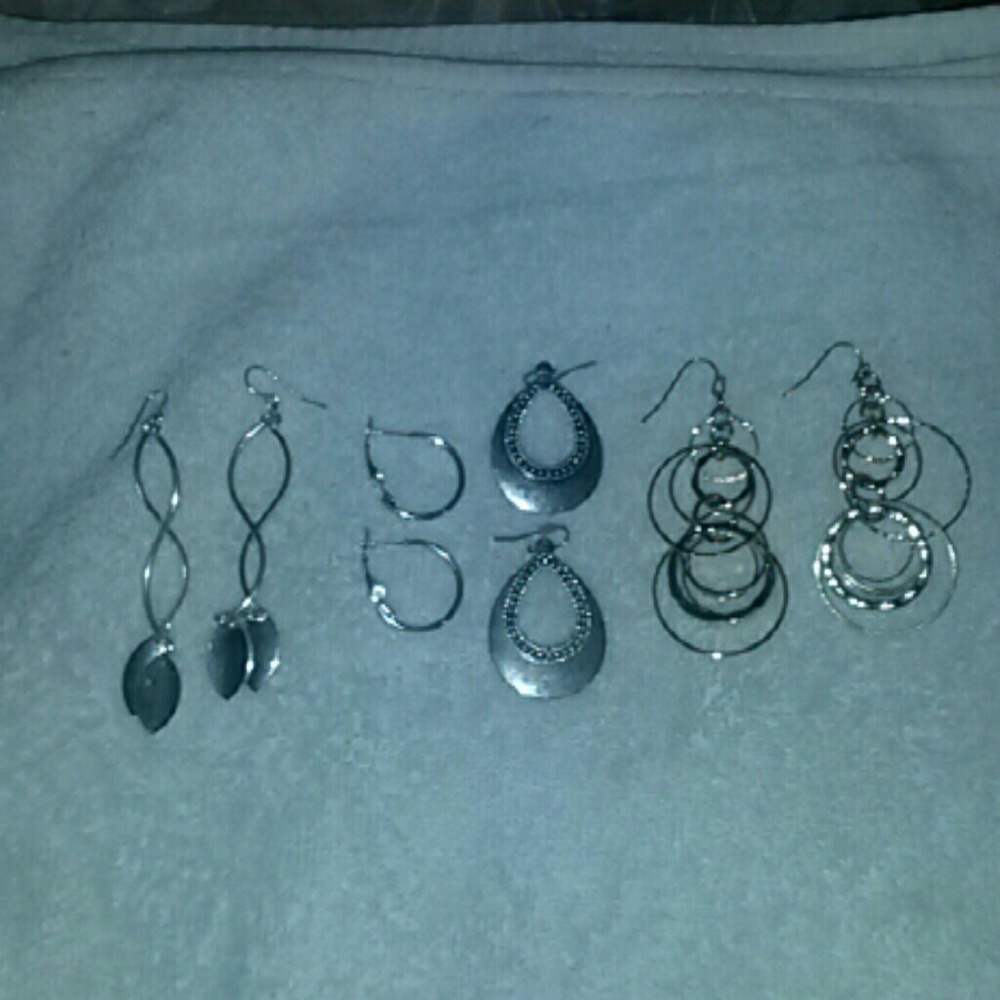 4 pairs of earrings